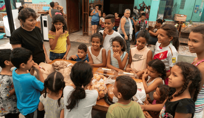 Voluntarios ayudando